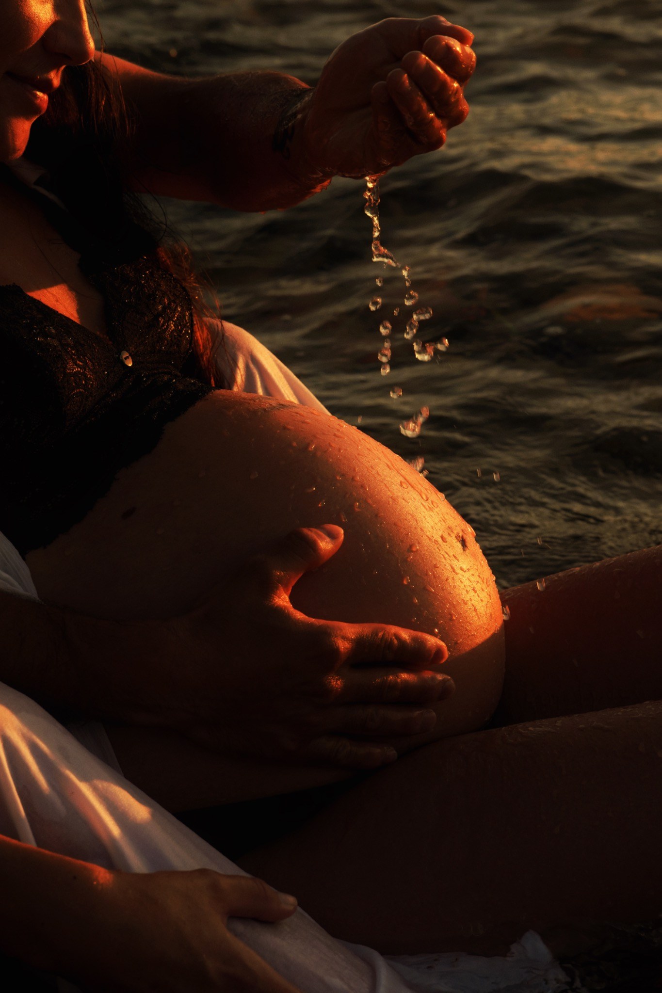 Un moment de tendresse autour d’un ventre rond