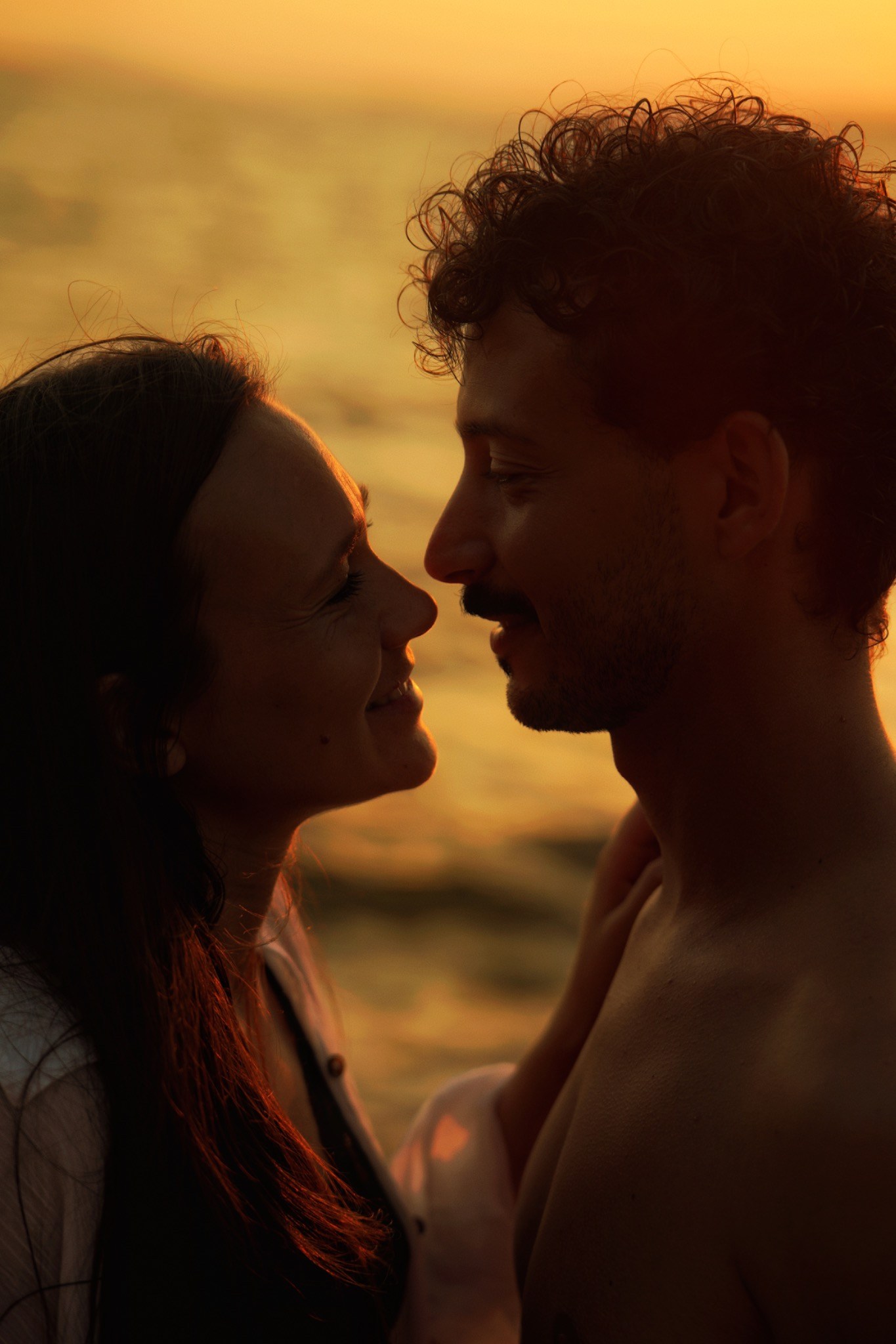 Un couple échange un regard dans la lumière du soir