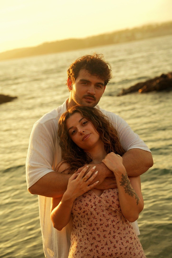 Un couple enlacé face à la mer