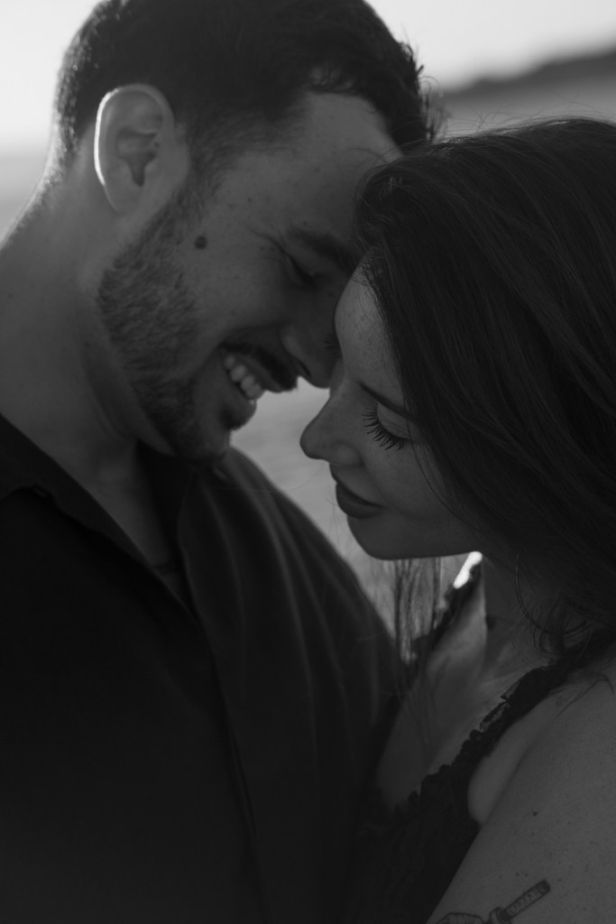 Portrait en noir et blanc d’un couple qui se sourit