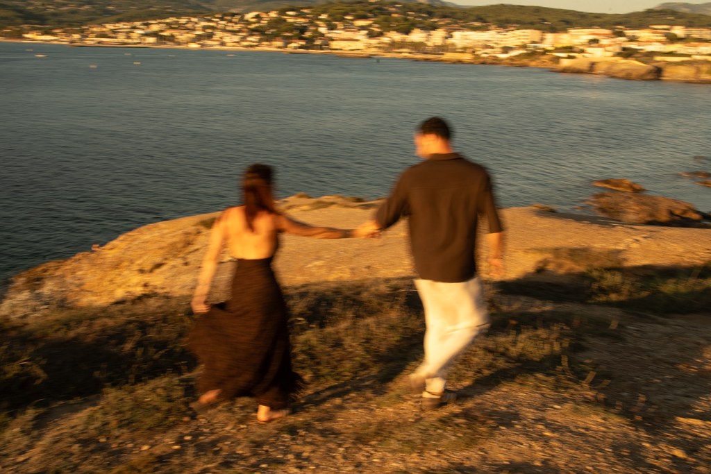 Un couple marche ensemble au bord de l’eau