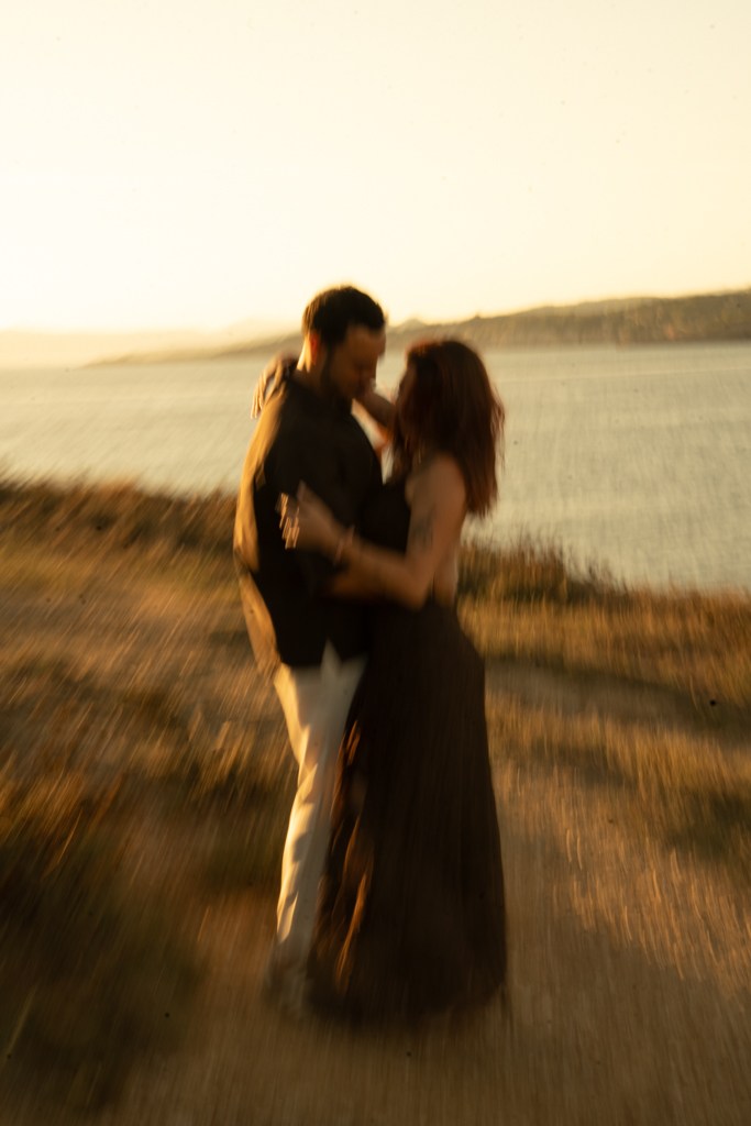 Un couple se rapproche dans un mouvement flou au coucher du soleil