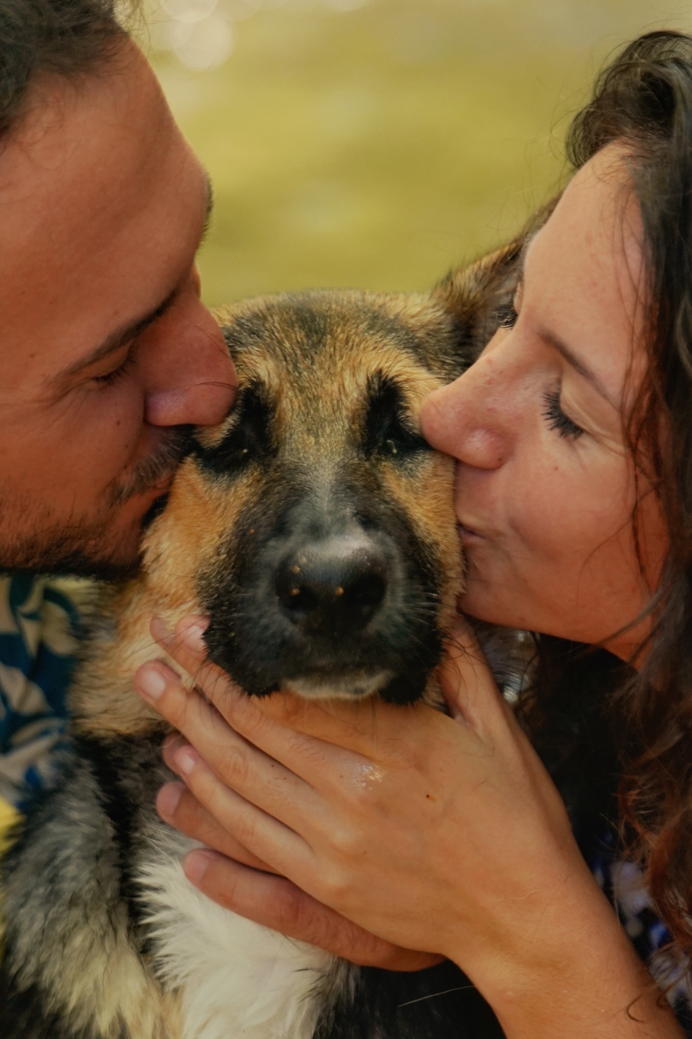 Un couple partage un moment tendre avec son chien