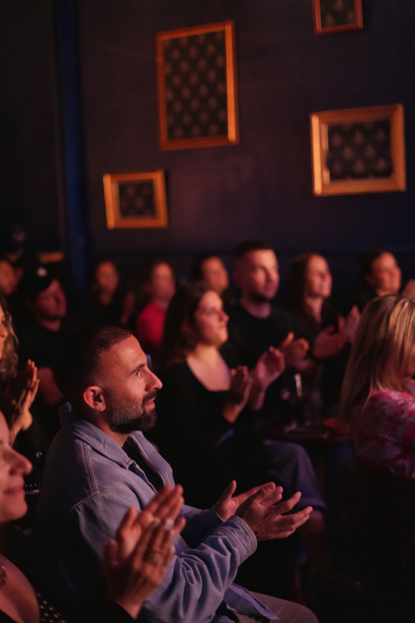 Le public applaudit pendant un spectacle au Carmen Comedy Club