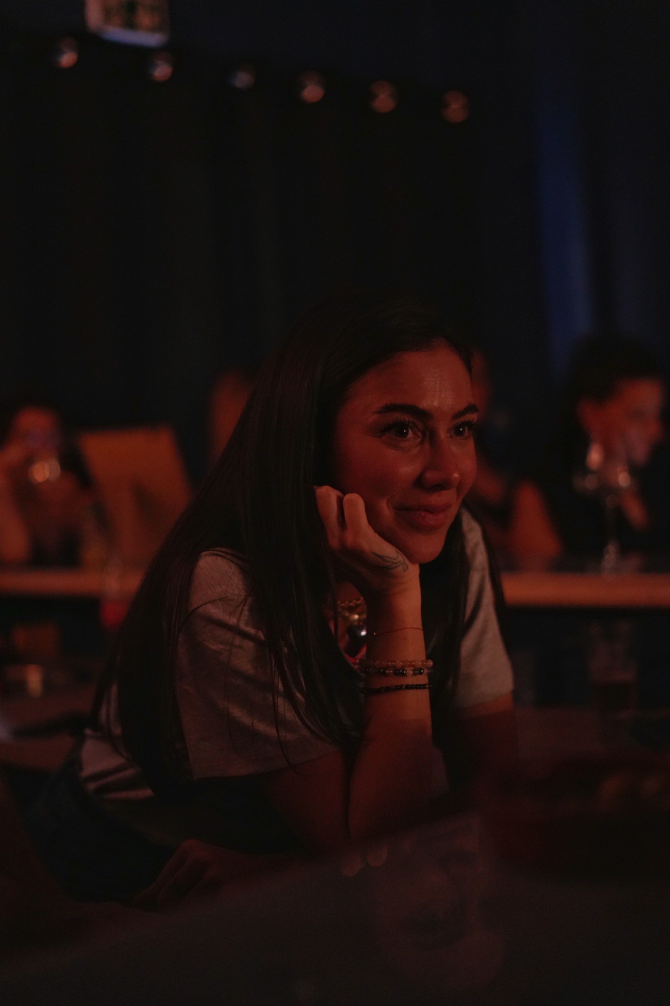 Une spectatrice profite du spectacle au Carmen Comedy Club