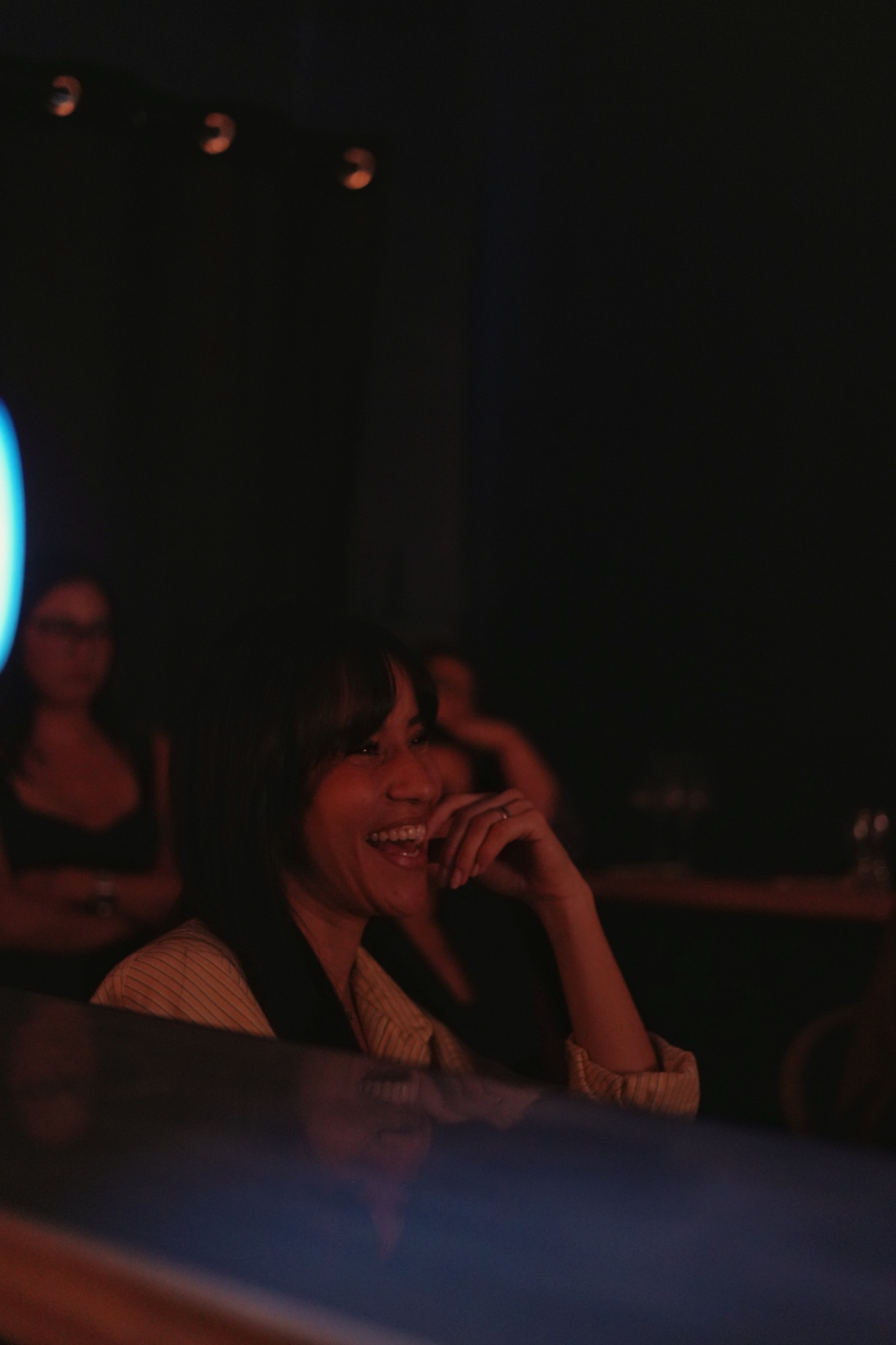 Une spectatrice suit la représentation au Carmen Comedy Club