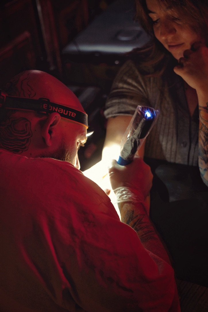 Un tatoueur travaille sur une pièce en cours