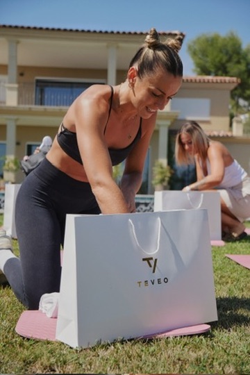 Une invitée découvre l’installation TEVEO