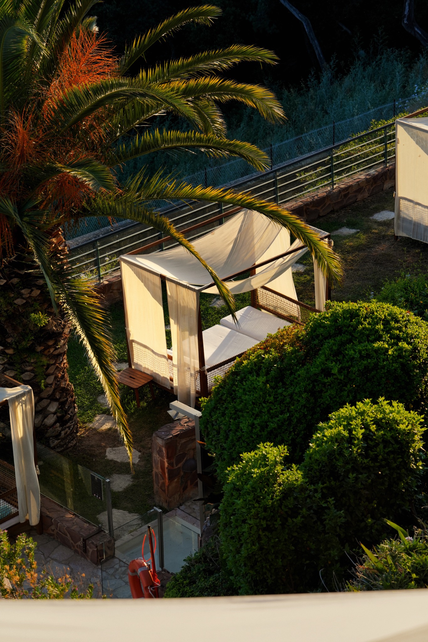 Jardin et cabane du Tiara Miramar à Cannes