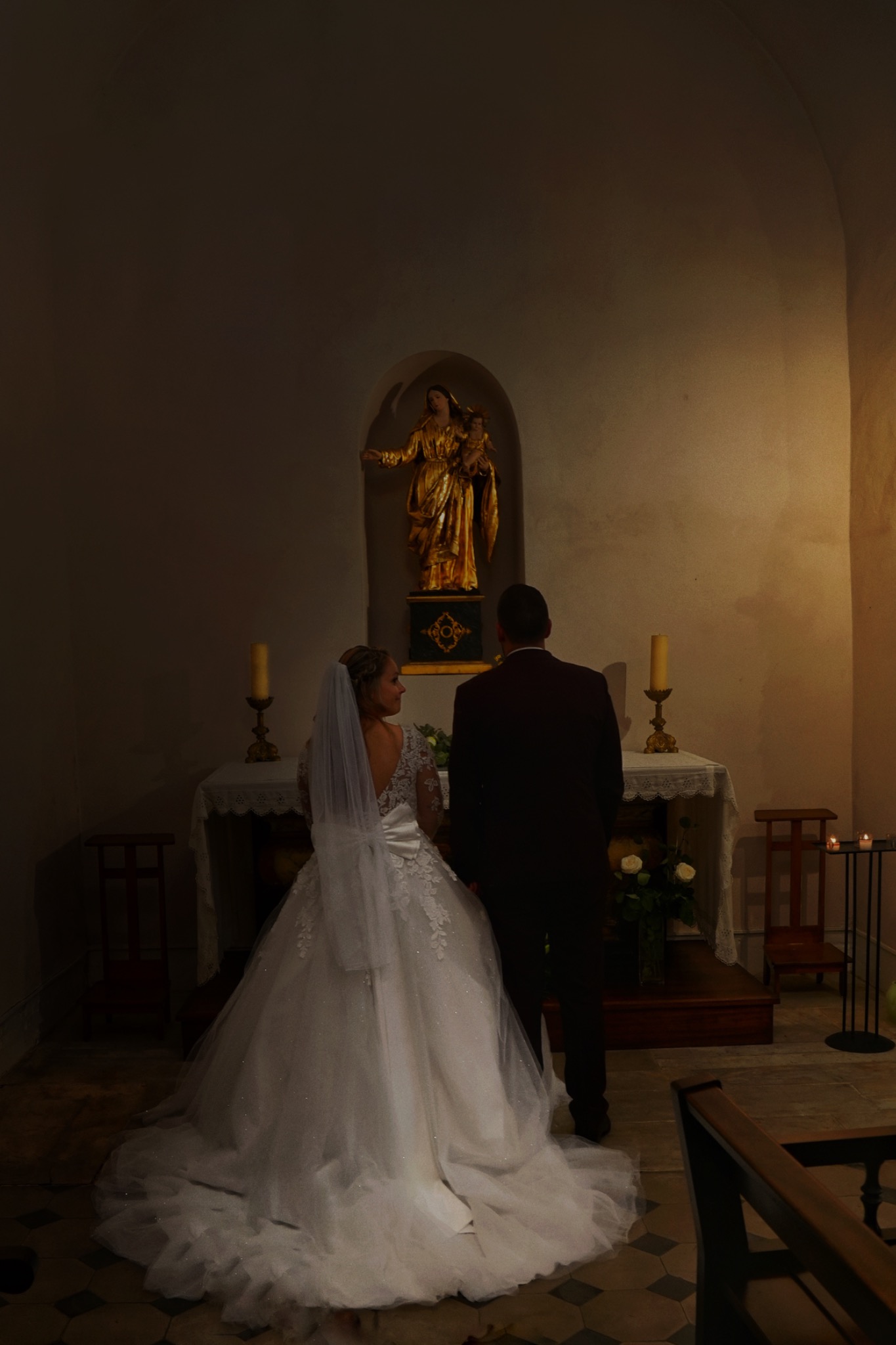 La mariée seule dans la pénombre, avant de rejoindre ses proches