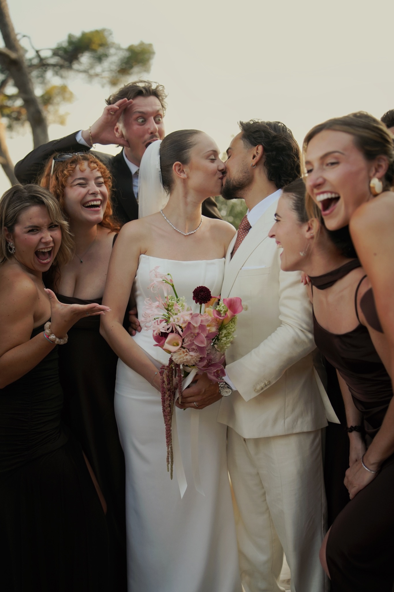 Les amies entourent la mariée dans un éclat de rire après la cérémonie
