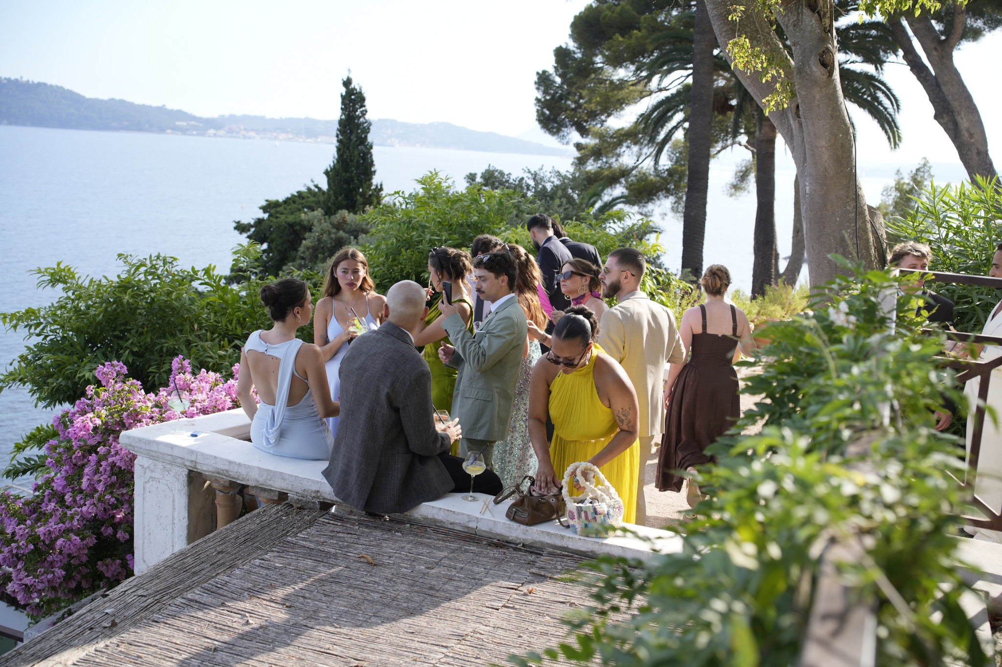 Les invités se retrouvent au bord de mer pendant le cocktail.