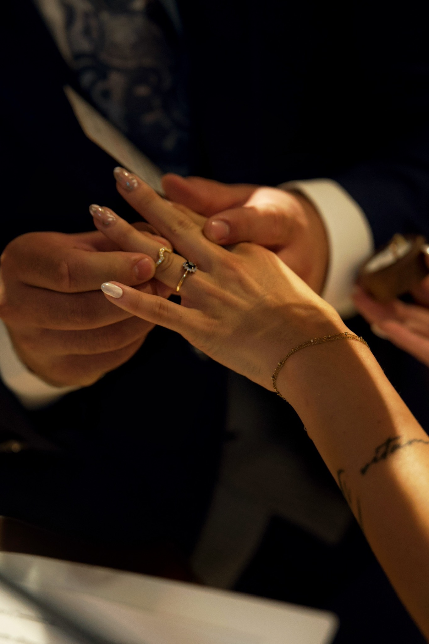 La main d’un marié passe l’alliance au doigt de son partenaire