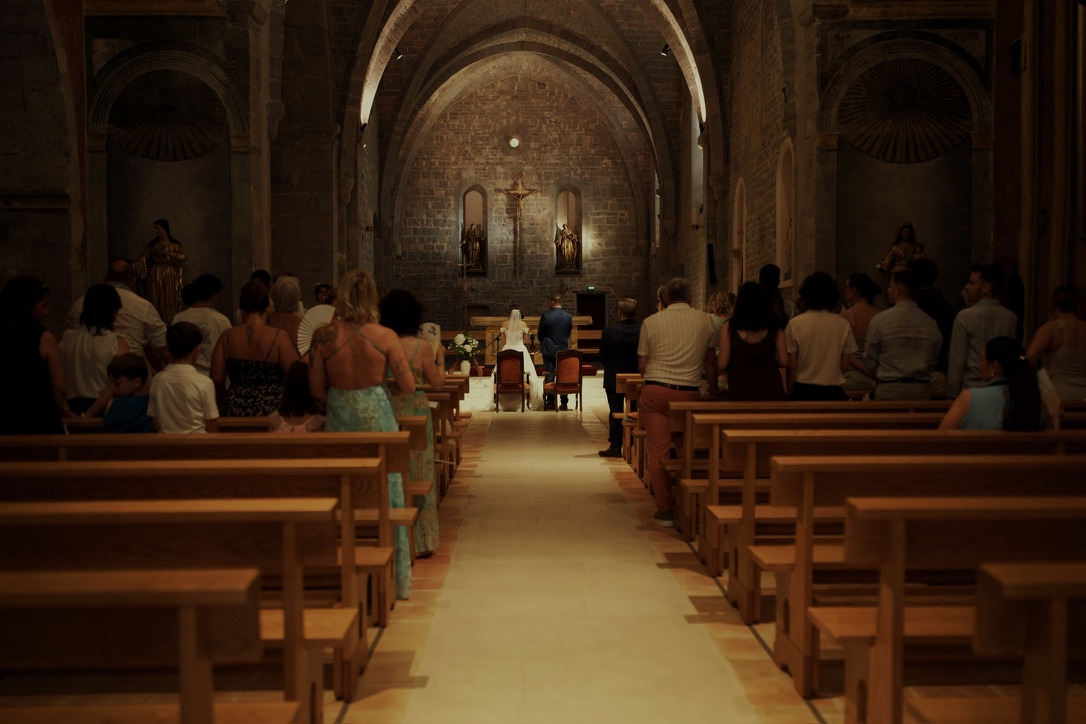 L’allée de l’église mène vers l’autel, sous le regard des invités