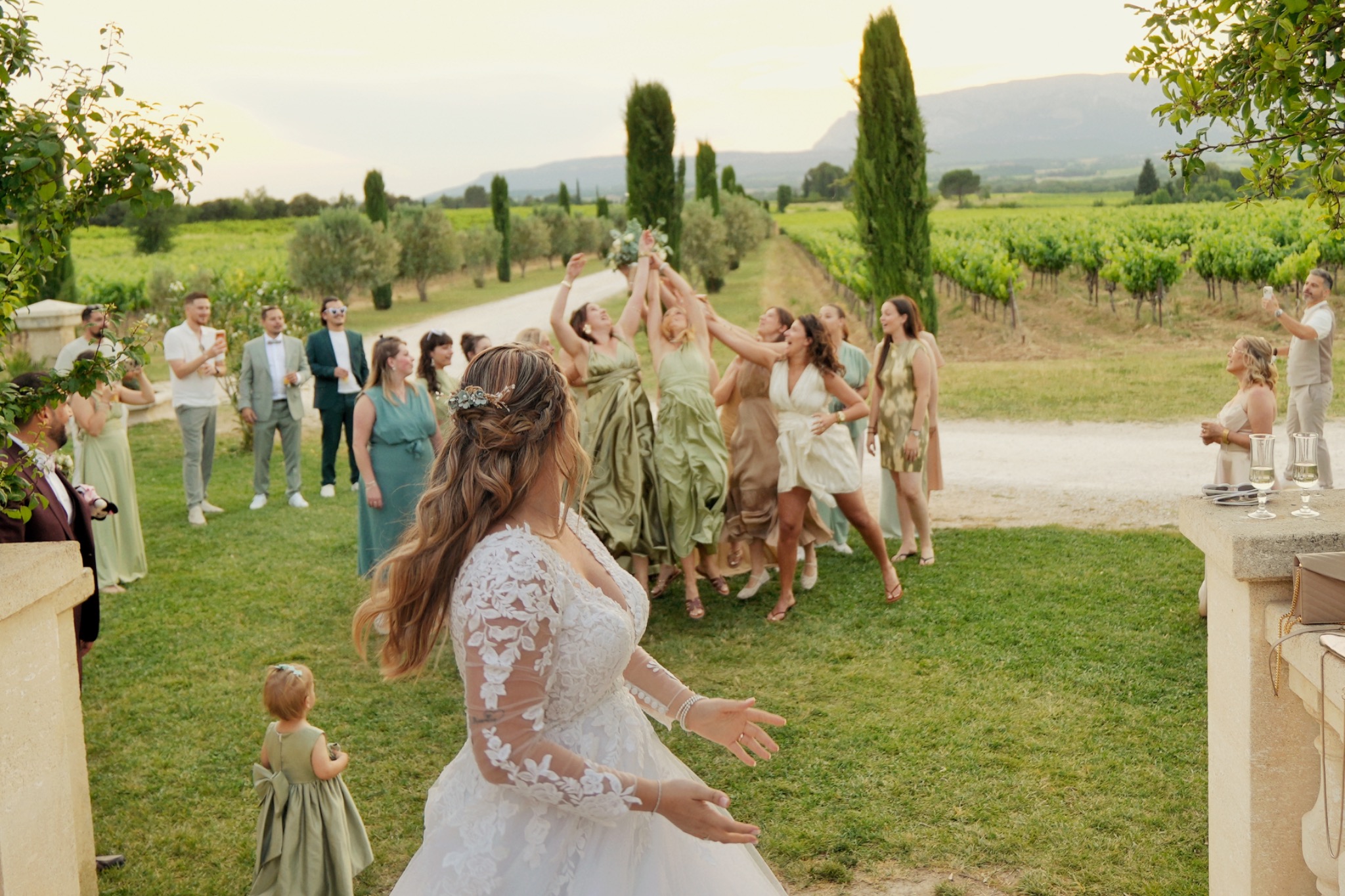 La mariée avance parmi les invités dans un moment de célébration