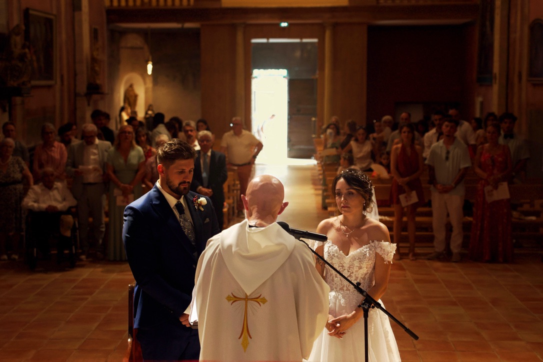 L’officiant accompagne les mariés pendant l’échange de leurs vœux