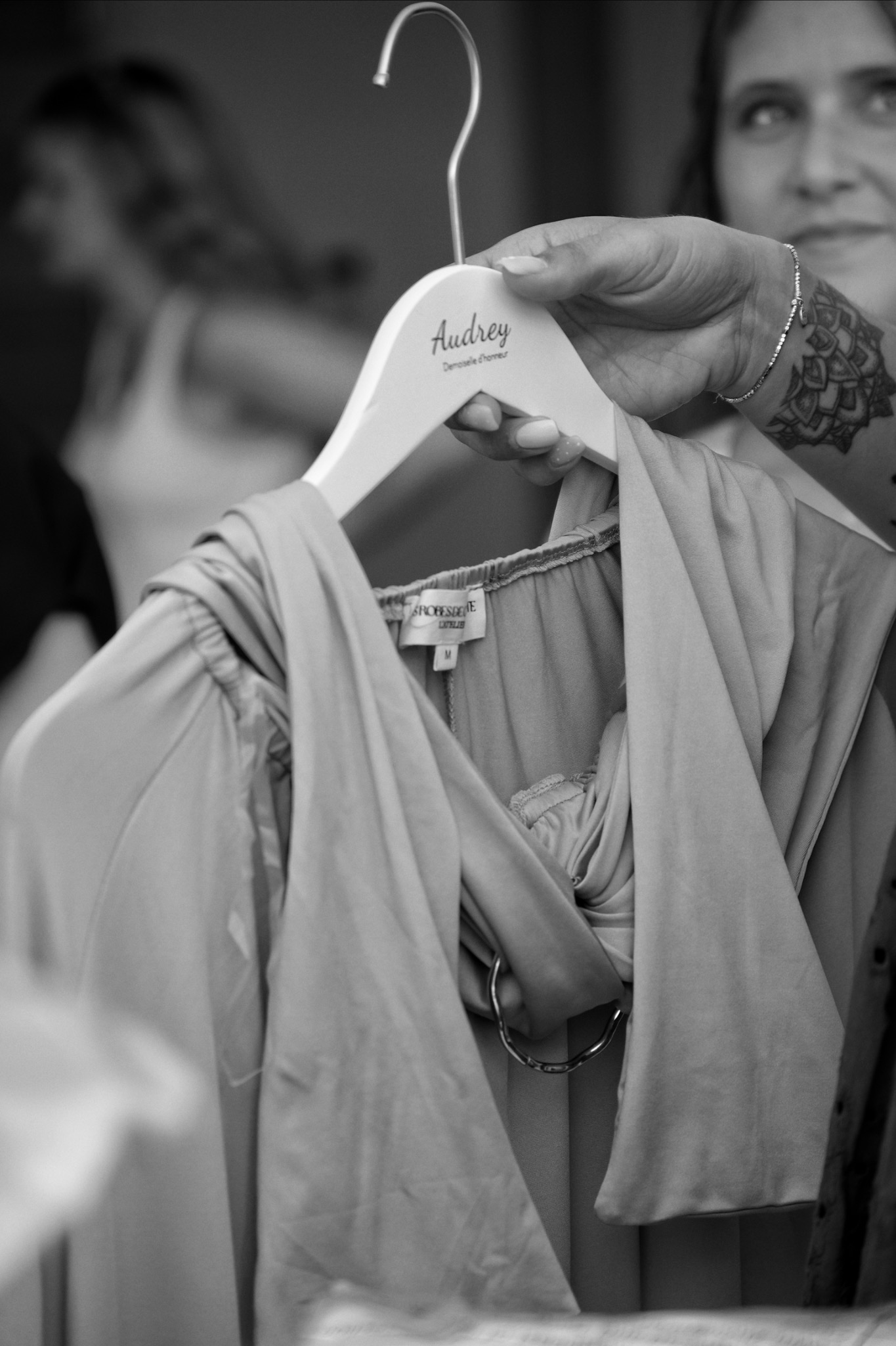 Le marié ajuste sa tenue avant la cérémonie