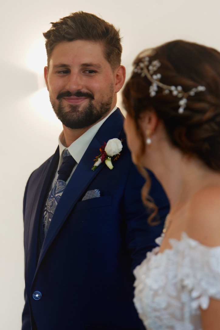 Le marié regarde la mariée pendant leur rencontre