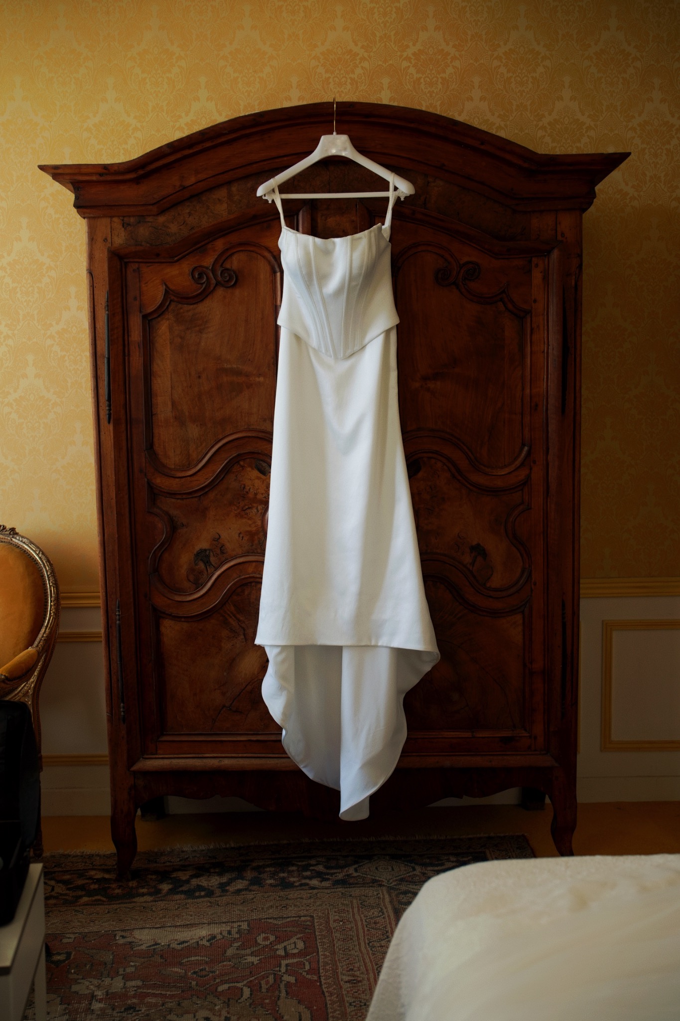 La robe de mariée attend près de la fenêtre