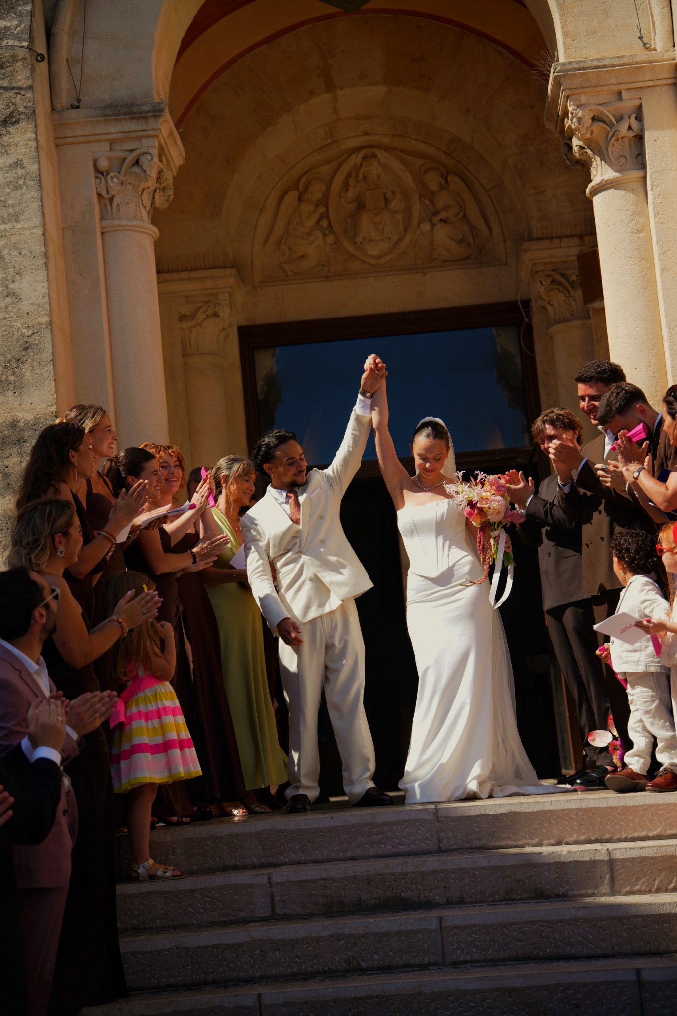 La mariée sort de l’église sous les regards et les applaudissements des invités