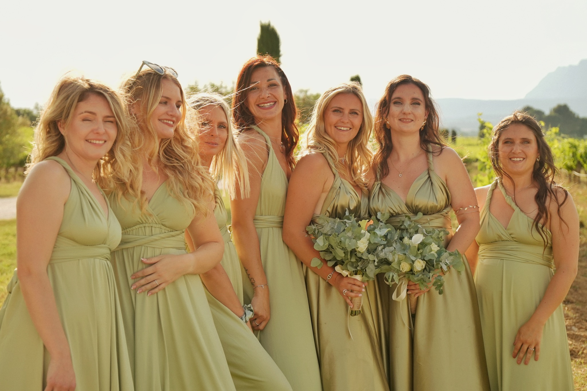 Les amies de la mariée réunies avec leurs bouquets