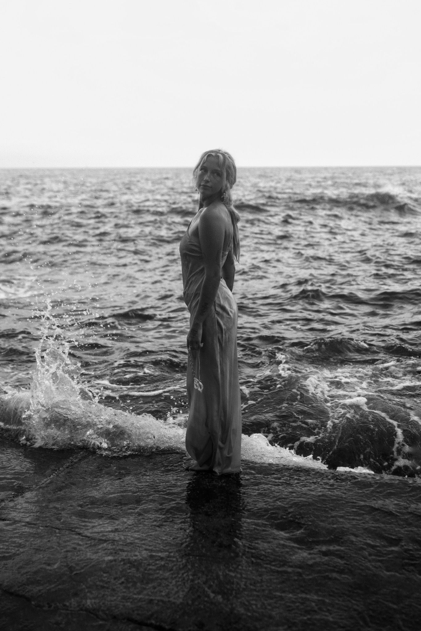 Portrait en noir et blanc d’un modèle dans les vagues
