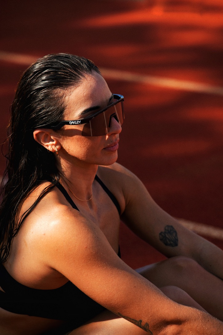 Portrait en extérieur, lunettes de soleil et lumière chaude.