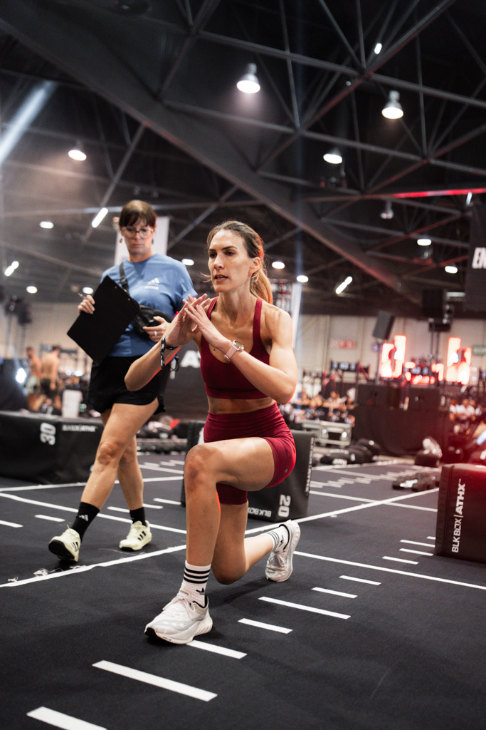 Une sportive en fente, concentrée sur son mouvement.
