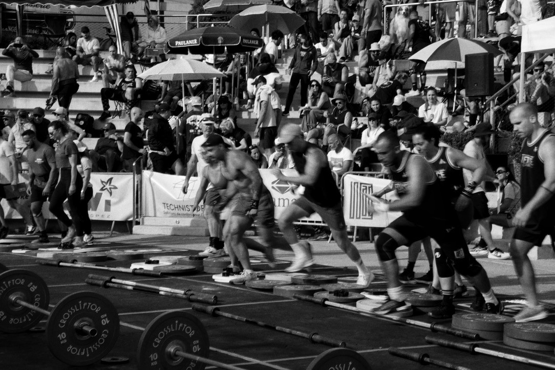 Des coureurs s’élancent ensemble dans une épreuve en salle.