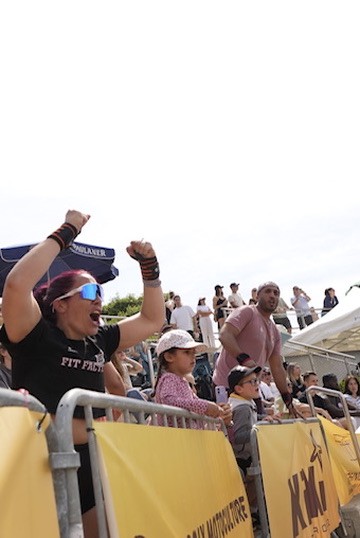 Le public encourage les athlètes au bord du parcours.
