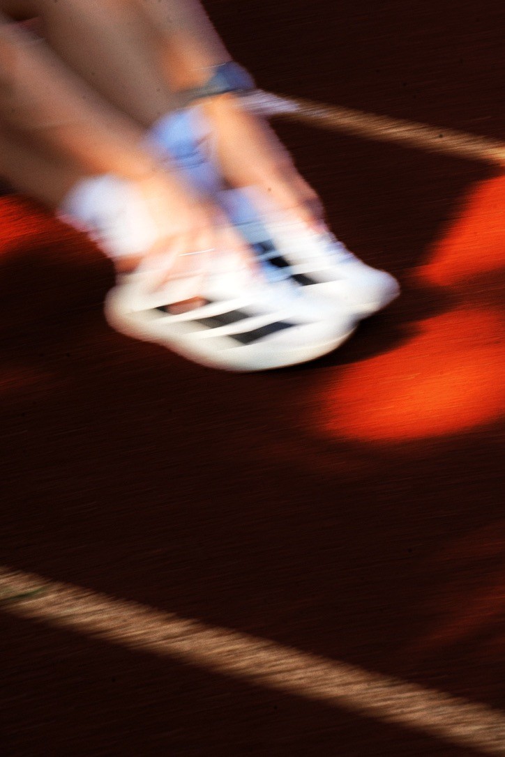 Le mouvement d’une chaussure de course dans la lumière.
