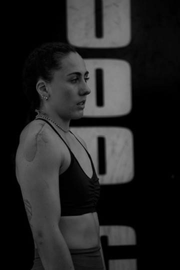 Une sportive se concentre avant de reprendre son effort.