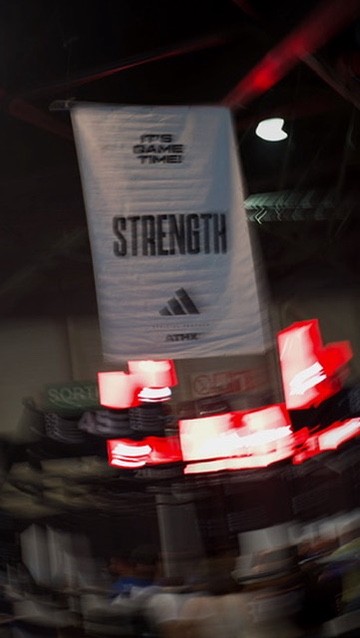 L’enseigne lumineuse d’un événement sportif en soirée.