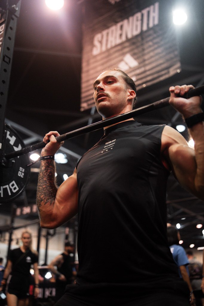 Un athlète soulève une barre lors d’une compétition de CrossFit.